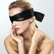 Садо-мазо (БДСМ) игрушки и аксессуары - атласная повязка с надписями bijoux indiscrets shhh blindfold фото