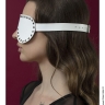 Белая маска на глаза с заклепками из кожи Feral Feelings - Blindfold Mask - Белая маска на глаза с заклепками из кожи Feral Feelings - Blindfold Mask