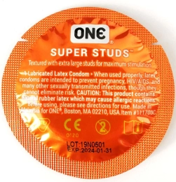 Фото one super studs - презерватив c точками в профессиональном Секс Шопе
