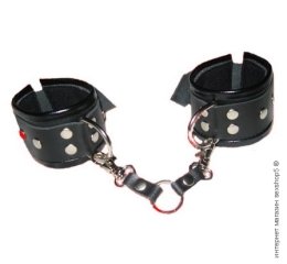 Фото шкіряні наручники з заклепками в профессиональном Секс Шопе