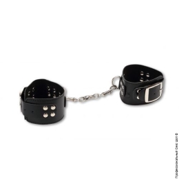Фото широкие наручники с карабинами и цепочкой в профессиональном Секс Шопе
